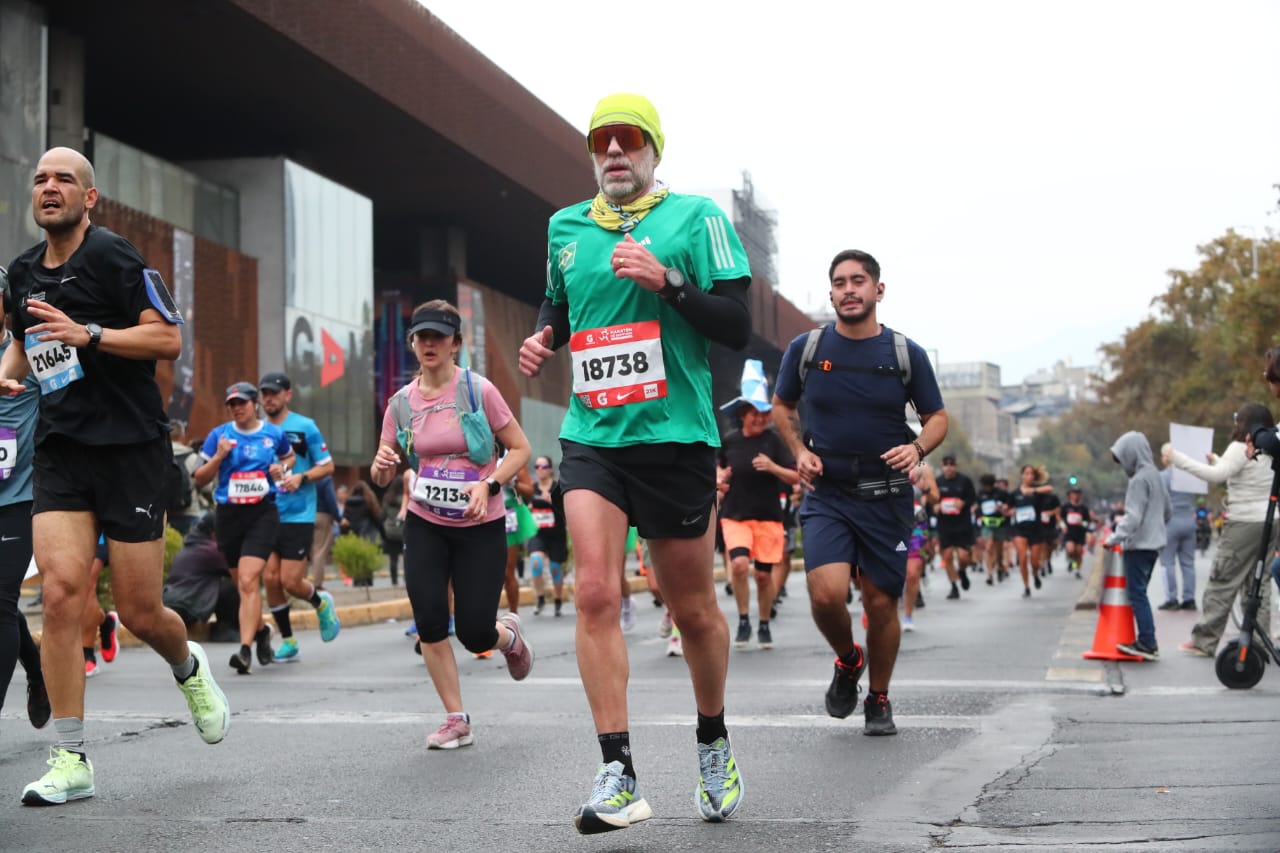 César Aarão correndo em uma prova de rua, acompanhado de outros corredores