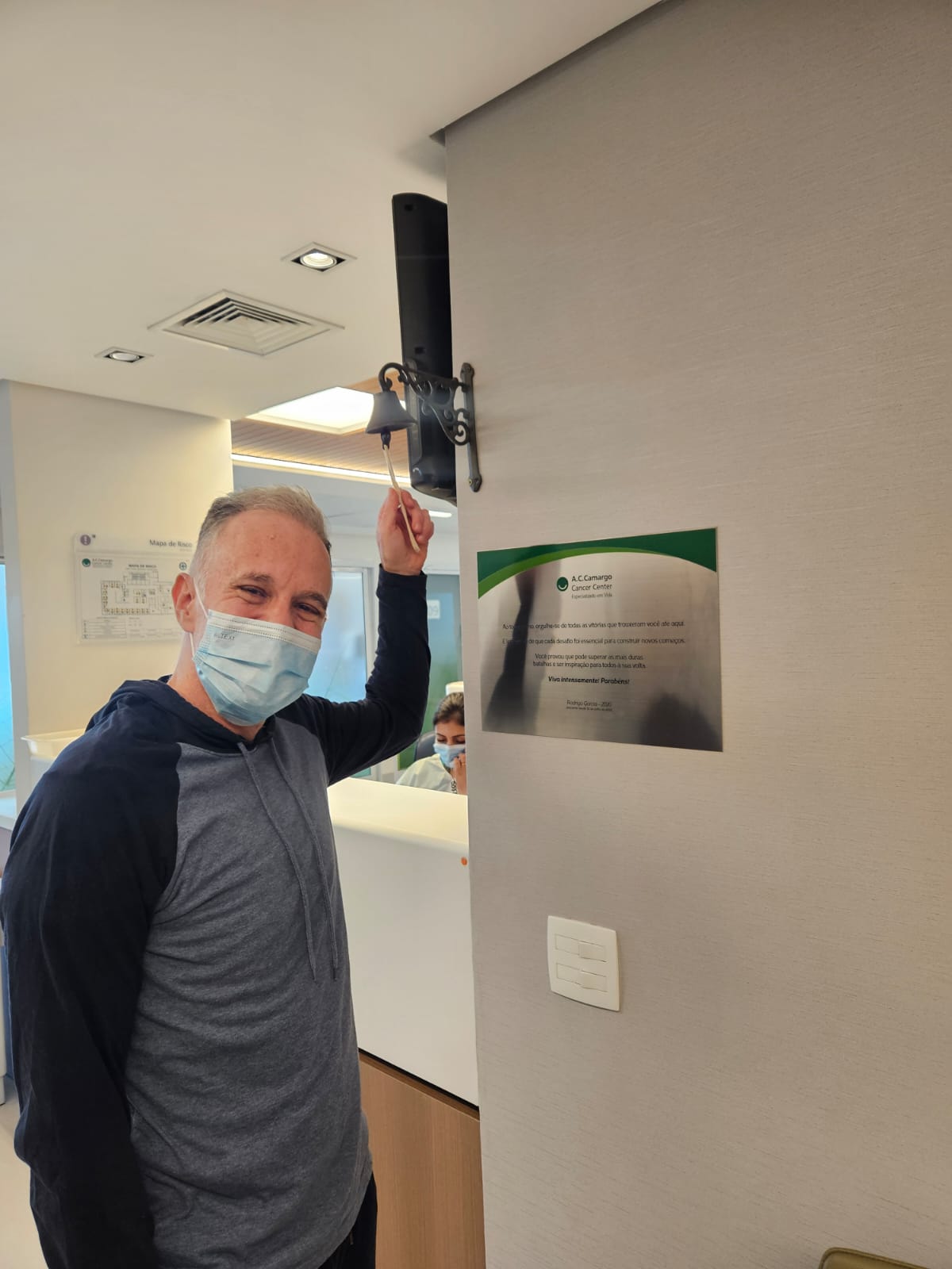 Registro pessoal de César Aarão ao lado do sino no hospital